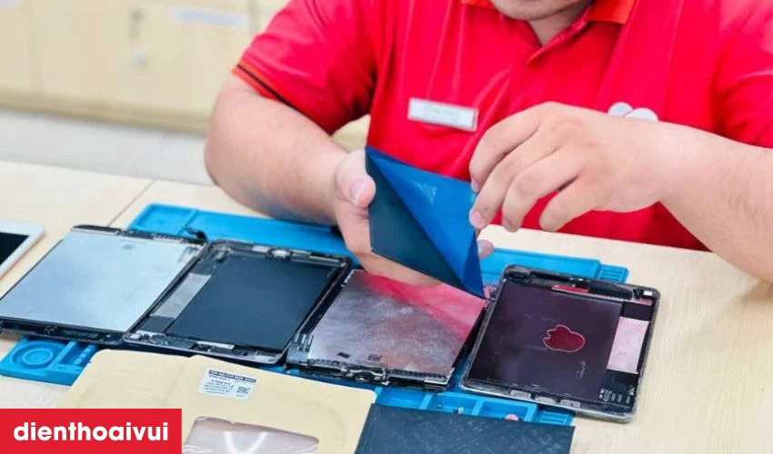 Kỹ thuật vi&ecirc;n chuy&ecirc;n nghiệp trực tiếp kiểm tra v&agrave; thay pin mới cho kh&aacute;ch h&agrave;ng