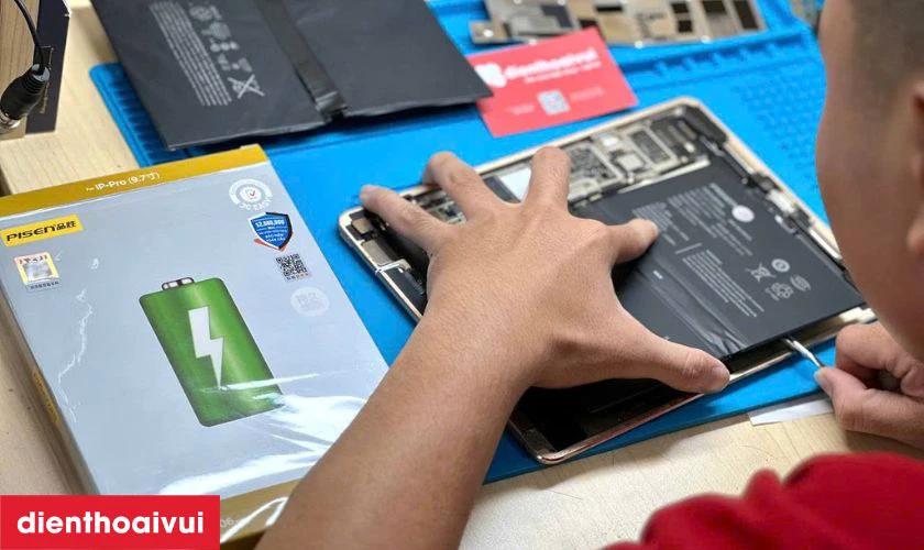 Kỹ thuật viên cẩn thận tháo máy, vệ sinh keo, bóc pin cũ và lắp pin Pisen mới