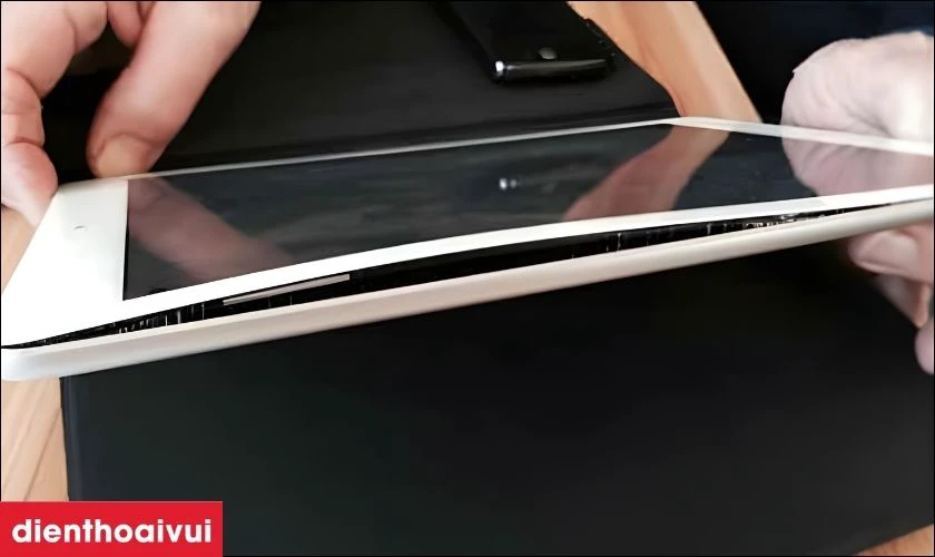 Khi n&agrave;o cần thay pin iPad Gen 5 ngay lập tức?