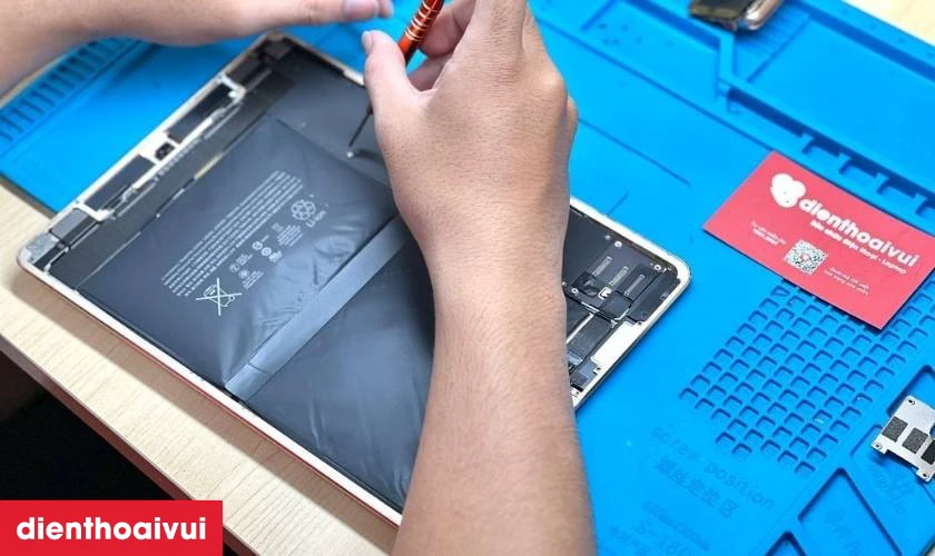 Quy tr&igrave;nh thay pin iPad Gen 5 9.7 2017 ch&iacute;nh h&atilde;ng Vmas chuy&ecirc;n nghiệp lấy liền tại Điện Thoại Vui