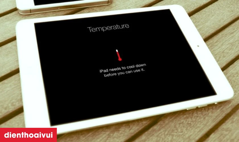Nhiệt độ tăng cao đột ngột khi sạc l&agrave; dấu hiệu cần thay pin mới
