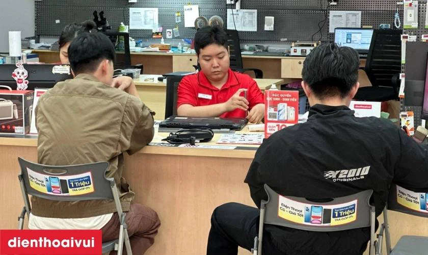 Quy trình thay pin chuyên nghiệp lấy liền tại Điện Thoại Vui