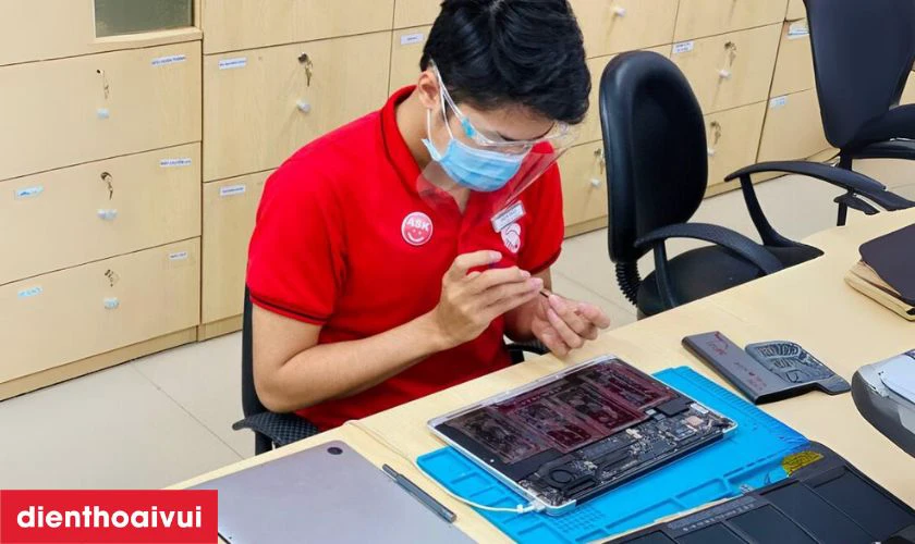 Dịch vụ thay pin iPad Gen 6 2018 ch&iacute;nh h&atilde;ng Pisen lấy liền tại Điện Thoại Vui