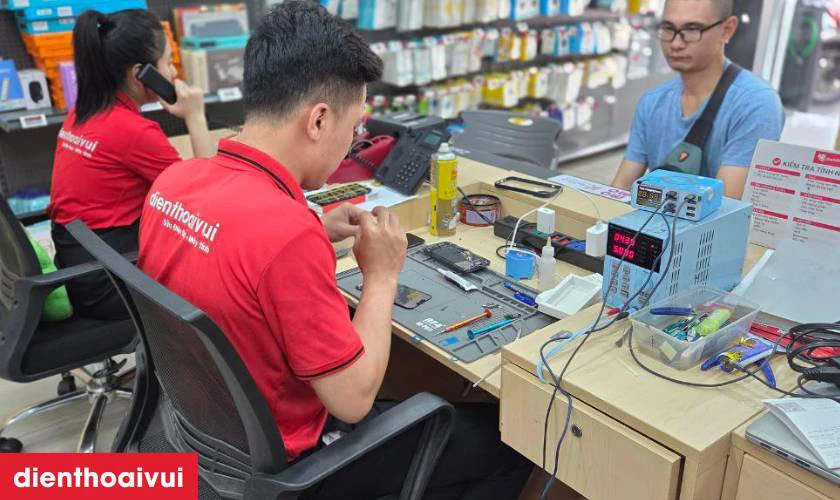 Sau khi thay, iPad được kiểm tra lại toàn bộ chức năng