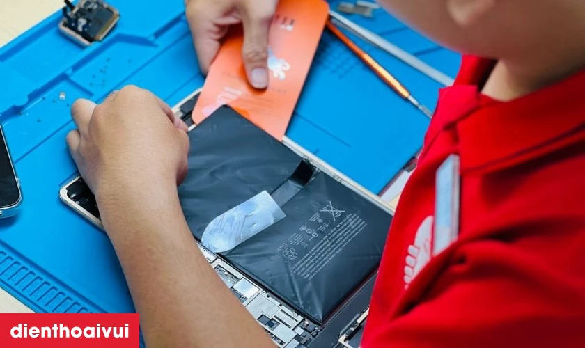 Qu&aacute; tr&igrave;nh thay pin iPad Pro 12.9 2018 ch&iacute;nh h&atilde;ng Vmas chuy&ecirc;n nghiệp lấy liền tại Điện Thoại Vui