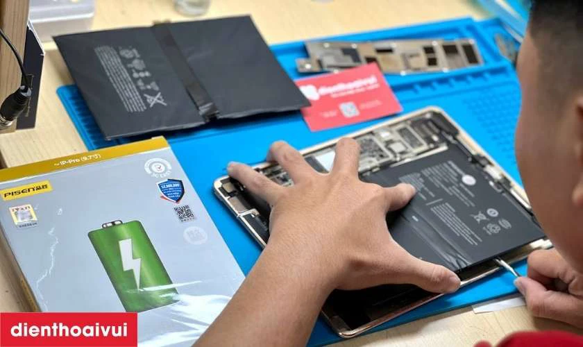 Dịch vụ thay pin iPad Pro M1 12.9 ch&iacute;nh h&atilde;ng, lấy liền tại Điện Thoại Vui&nbsp;