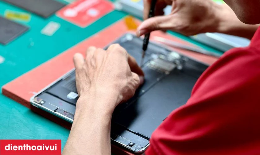 Dịch vụ thay pin cho iPad Pro M2 ch&iacute;nh h&atilde;ng, gi&aacute; rẻ tại Điện Thoại Vui