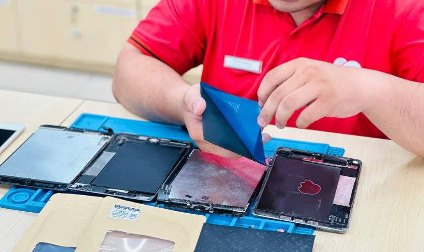 Quy tr&igrave;nh thay pin cho iPad Pro M2 tại Điện Thoại Vui