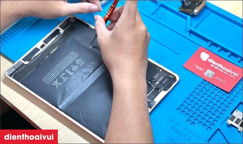 Quy tr&igrave;nh thay pin chuy&ecirc;n nghiệp, minh bạch