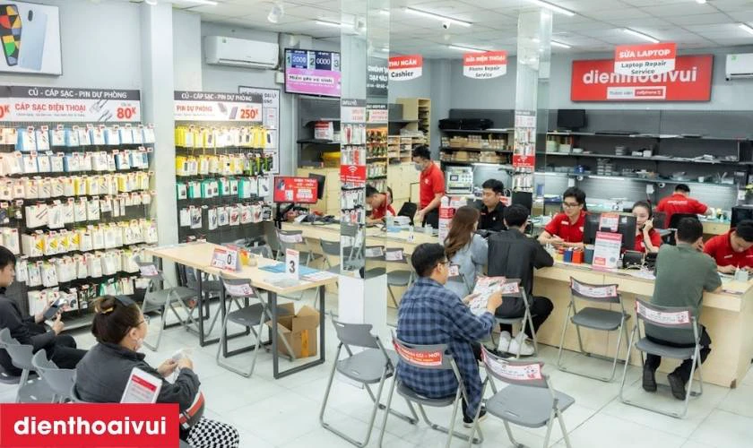 Đội ngũ kỹ thuật vi&ecirc;n tại Điện Thoại Vui am hiểu chuy&ecirc;n m&ocirc;n