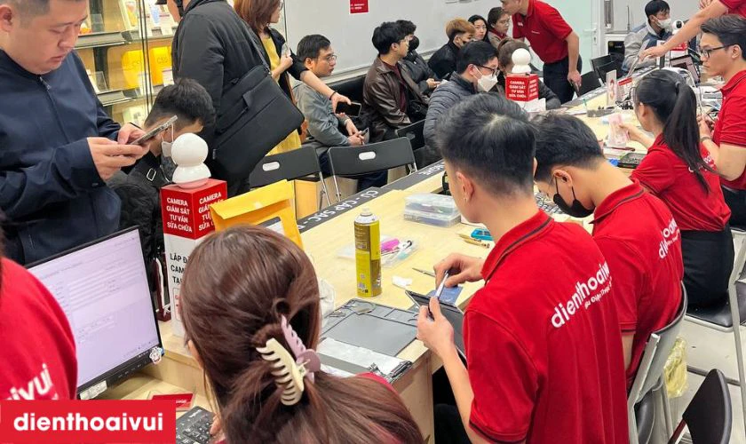 Địa chỉ thay pin iPhone 12 mini ch&iacute;nh h&atilde;ng Vmas ở đ&acirc;u uy t&iacute;n, lấy liền lại TPHCM v&agrave; H&agrave; Nội