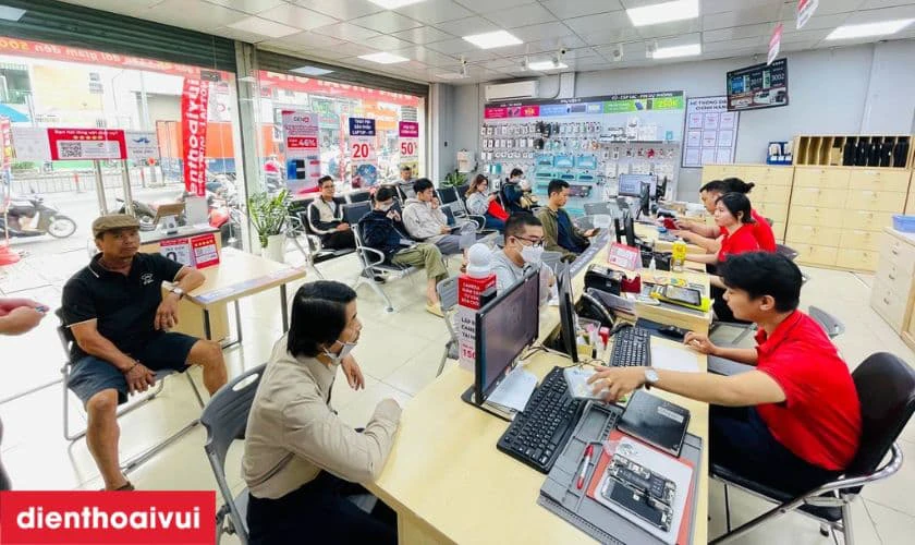 Dịch vụ thay pin iPhone 12 mini ch&iacute;nh h&atilde;ng Vmas lấy liền tại Điện Thoại Vui