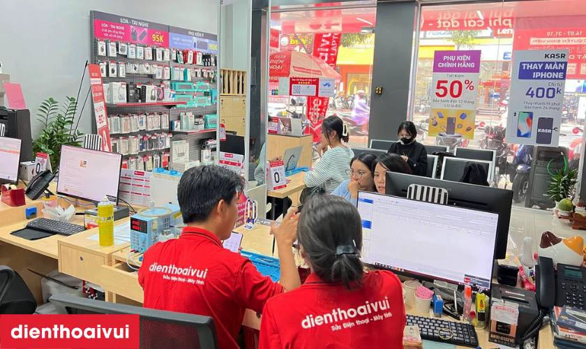 Cửa h&agrave;ng thay pin iPhone 12 Pro ch&iacute;nh h&atilde;ng Vmas