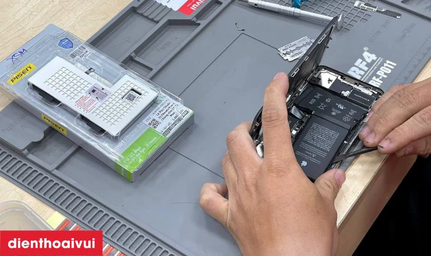 Thay pin iPhone 13 ch&iacute;nh h&atilde;ng Pisen lấy liền