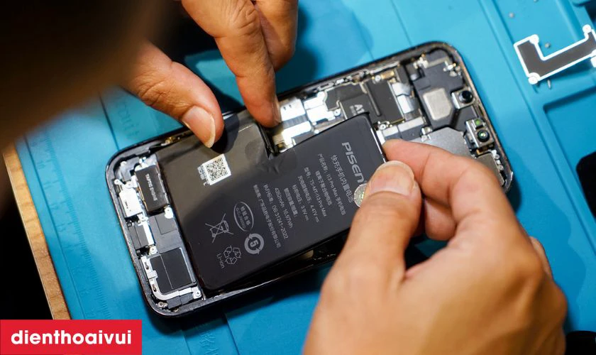Có nên thay pin iPhone 13 Mini chính hãng Pisen không?
