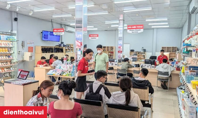 Thay pin iPhone 13 Mini ch&iacute;nh h&atilde;ng Vmas lấy liền đến ngay Điện Thoại Vui
