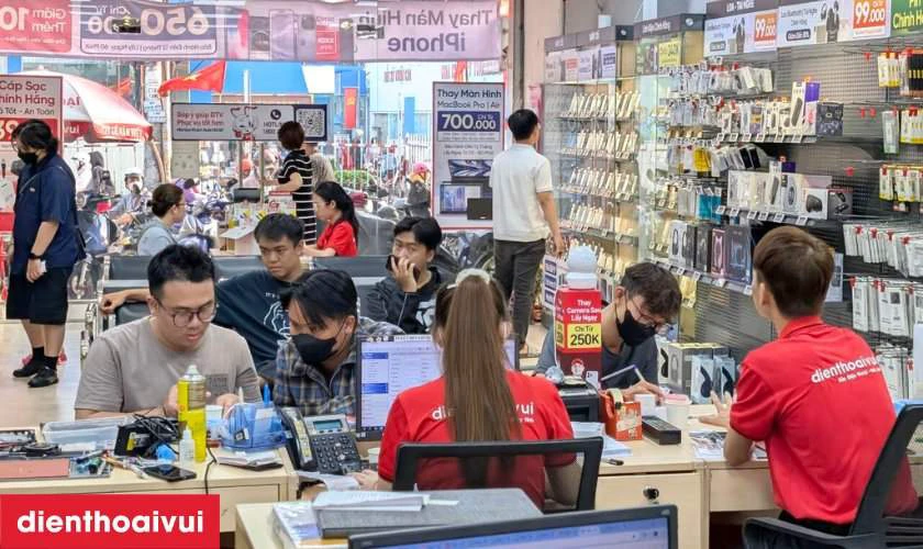 Cửa h&agrave;ng thay pin iPhone 13 Pro Max dung lượng si&ecirc;u cao h&atilde;ng Pisen ở đ&acirc;u uy t&iacute;n
