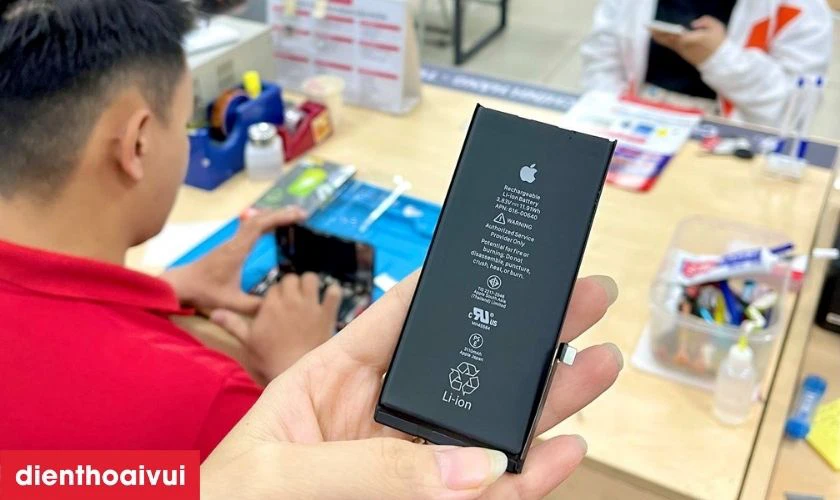 Thay pin iPhone 14 Pisen lấy liền tại Điện Thoại Vui