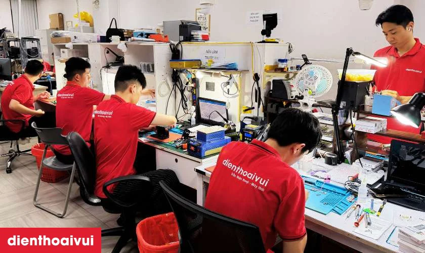 Quy tr&igrave;nh thay pin iPhone 14 Pro Max tại Điện Thoại Vui