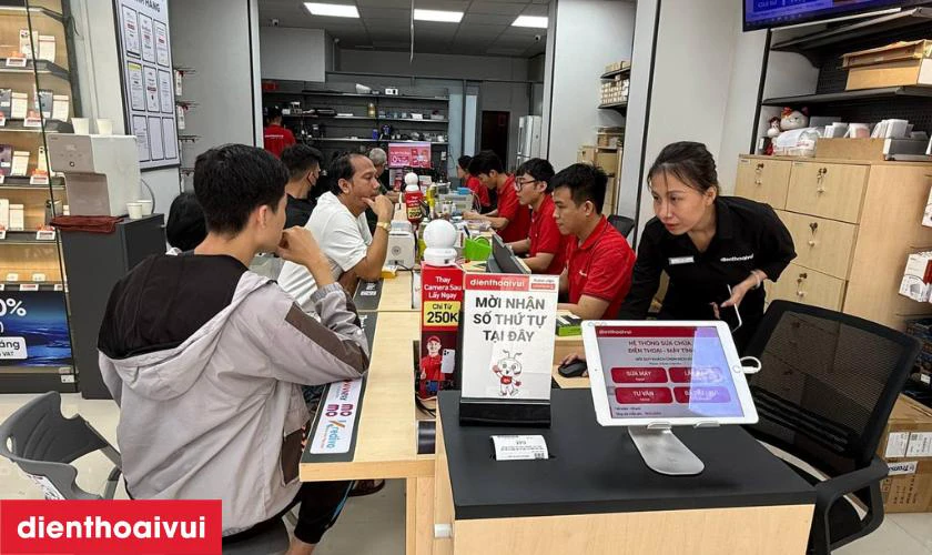 Dịch vụ thay pin iPhone 15 Plus ch&iacute;nh h&atilde;ng Vmas lấy liền tại Điện Thoại Vui