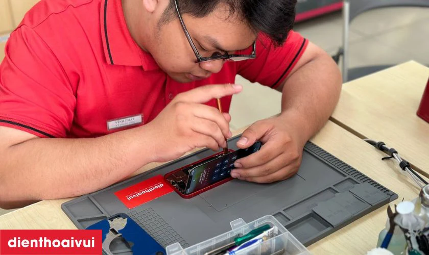 Quy tr&igrave;nh thay pin iPhone Vmas chuy&ecirc;n nghiệp lấy liền tại Điện Thoại Vui