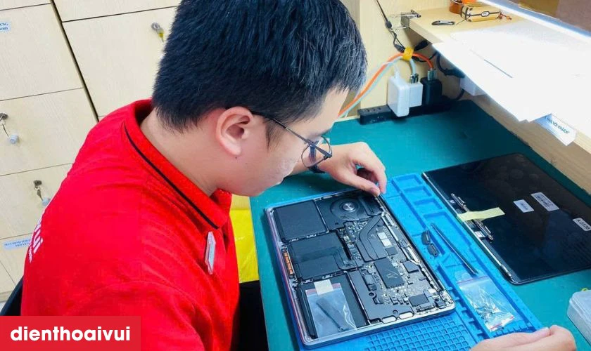 Thay pin iPhone 15 Pro Max ch&iacute;nh h&atilde;ng Vmas lấy liền tại Điện Thoại Vui