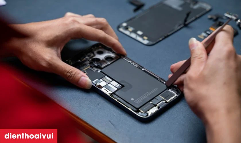 N&ecirc;n thay pin iPhone 16 Plus loại n&agrave;o tốt nhất hiện nay