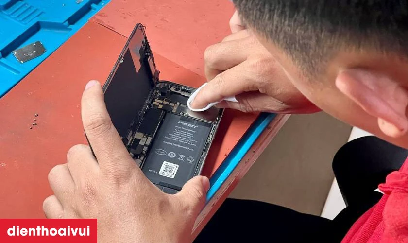 Quy tr&igrave;nh thay pin iPhone 17 chuy&ecirc;n nghiệp tại Điện Thoại Vui