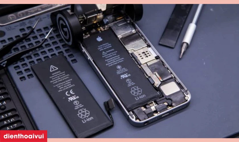 Quy trình thay pin iPhone - Bước 5: Lắp ráp và kiểm tra