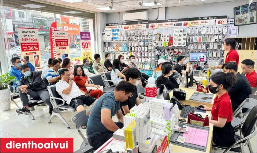 Dịch vụ thay pin iPhone 6 ch&iacute;nh h&atilde;ng Vmas lấy liền tại Điện Thoại Vui