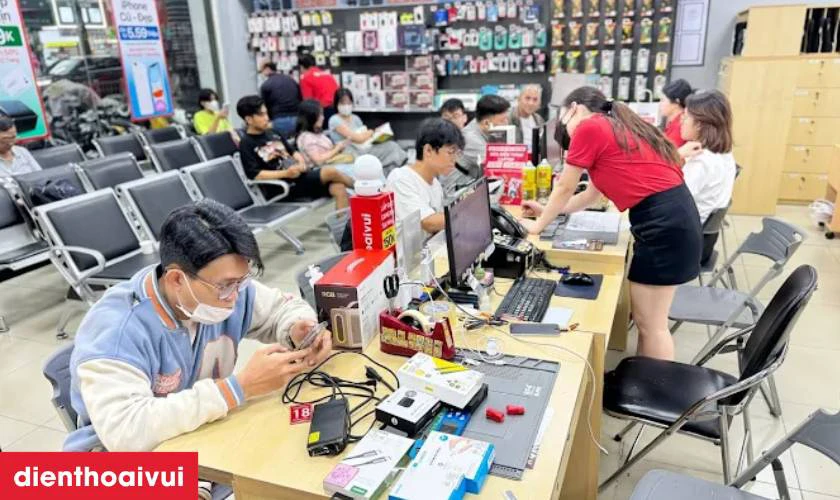Quy trình thay pin minh bạch, kỹ thuật viên thao tác cẩn thận