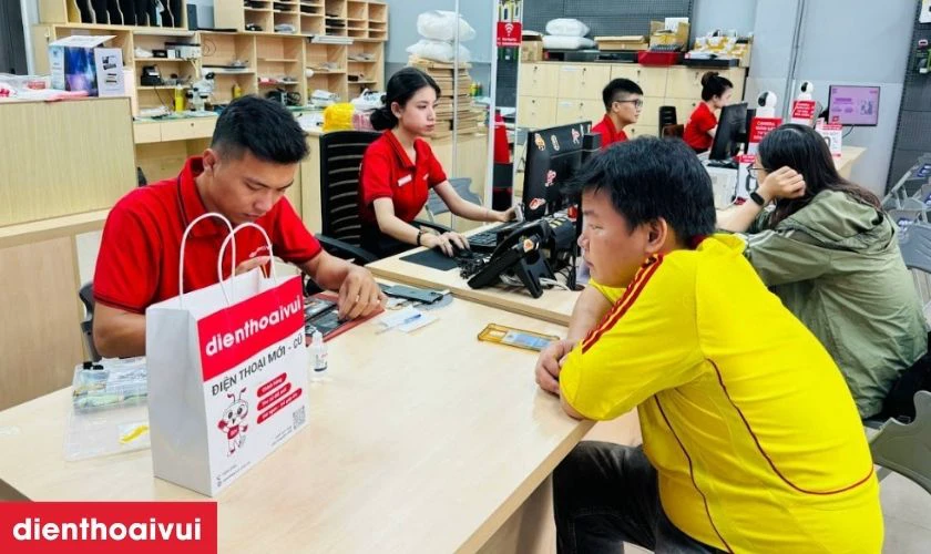 Quy tr&igrave;nh thay pin c&ocirc;ng khai, c&oacute; thể theo d&otilde;i trực tiếp