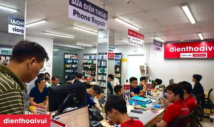 Kh&aacute;ch h&agrave;ng c&oacute; thể theo d&otilde;i trực tiếp qu&aacute; tr&igrave;nh thay pin tại cửa h&agrave;ng