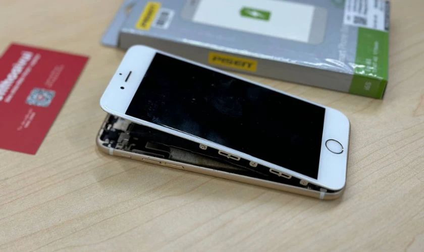 Nhân viên tiếp nhận thông tin về iPhone bị lỗi pin từ khách