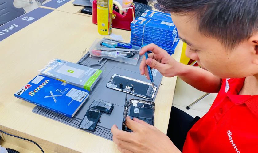 Tiến hành kiểm tra lại iPhone và lắp ráp máy hoàn thiện