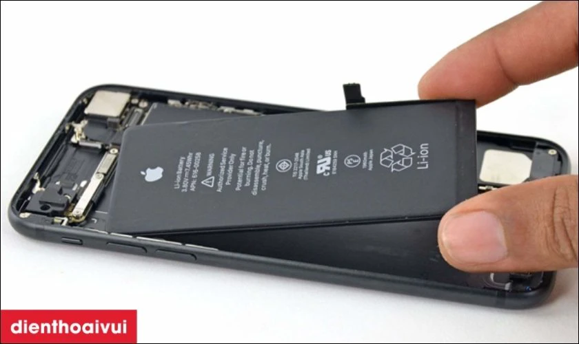 Trường hợp n&agrave;o cần thay pin iPhone quận 9?