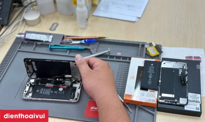 Quy trình thay pin iPhone SE 2020 tại Điện Thoại Vui