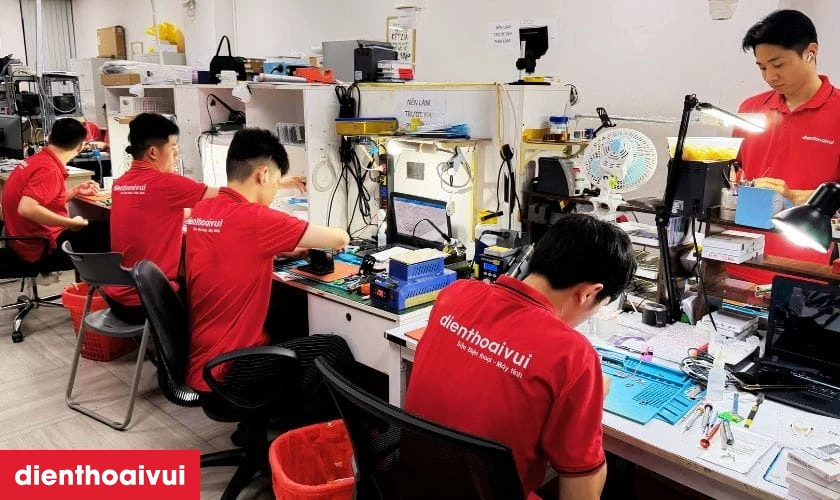 V&igrave; sao n&ecirc;n thay pin iPhone SE 2022 tại Điện Thoại Vui