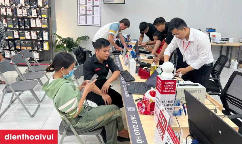 Dịch vụ thay pin iPhone SE dung lượng cao ch&iacute;nh h&atilde;ng Pisen tại Điện Thoại Vui