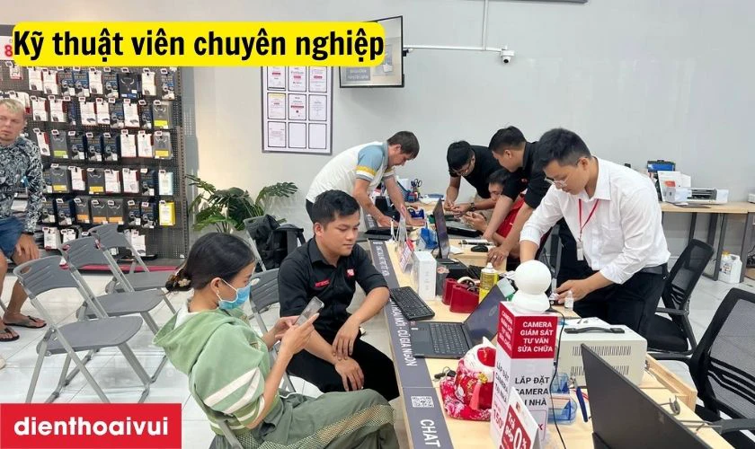 Dịch vụ thay pin iPhone X ch&iacute;nh h&atilde;ng Vmas lấy liền tại Điện Thoại Vui