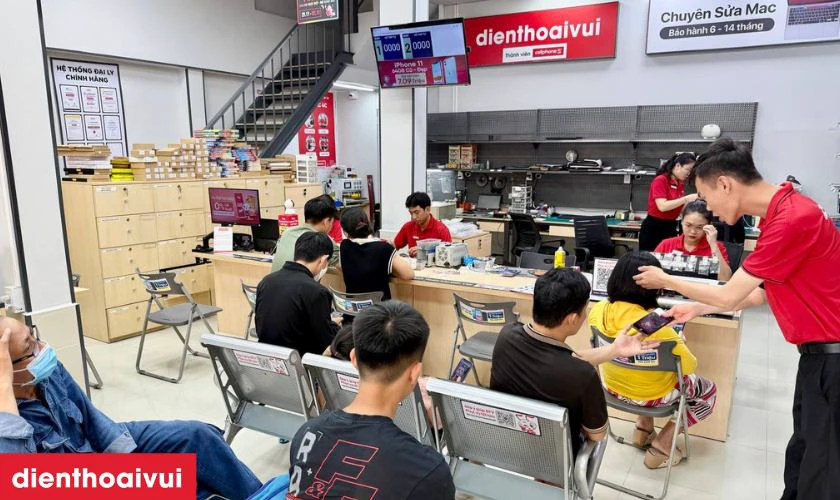 Dịch vụ thay pin iPhone XR dung lượng cao ch&iacute;nh h&atilde;ng Pisen lấy liền tại Điện Thoại Vui