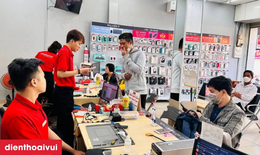 Dịch vụ thay pin iPhone Xr dung lượng si&ecirc;u cao ch&iacute;nh h&atilde;ng GENA lấy liền tại Điện Thoại Vui