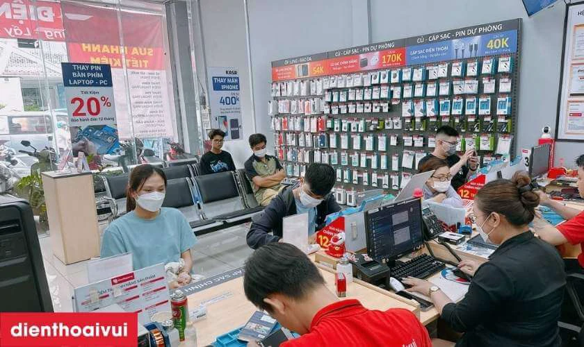 Dịch vụ thay pin iPhone Xs Max dung lượng si&ecirc;u cao h&atilde;ng GENA lấy liền tại Điện Thoại Vui