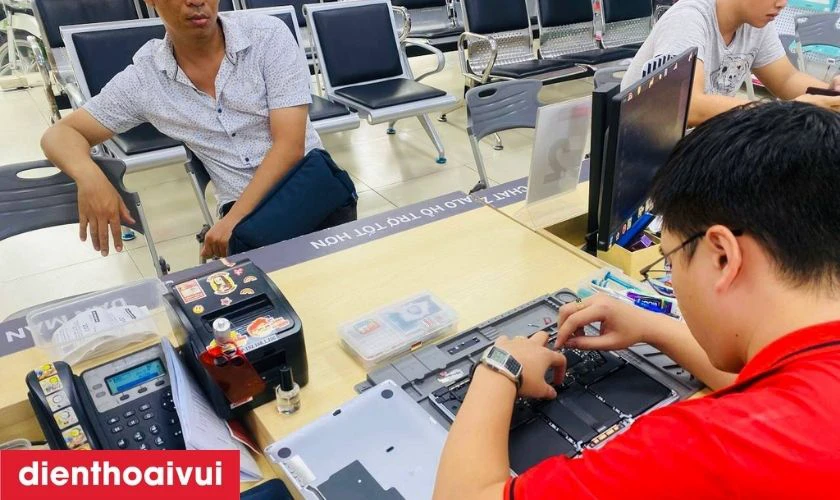 Quy trình thay pin laptop tại Điện Thoại Vui bài bản, chuyên nghiệp