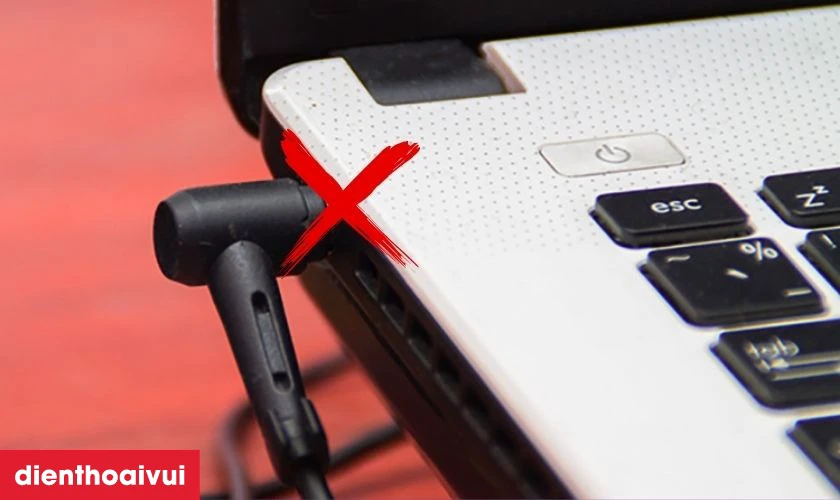 Laptop sạc kh&ocirc;ng v&agrave;o hoặc kh&ocirc;ng nhận pin
