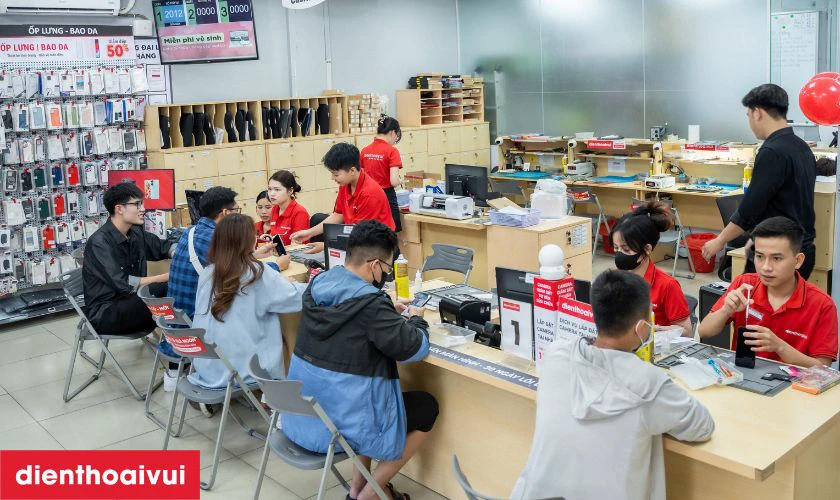 Kỹ thuật vi&ecirc;n sẽ b&agrave;n giao lại laptop để kh&aacute;ch h&agrave;ng kiểm tra tổng thể lần cuối