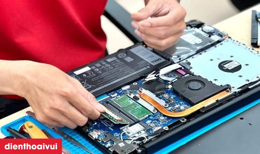 Quy trình thay pin laptop Dell Alienware 17 R2