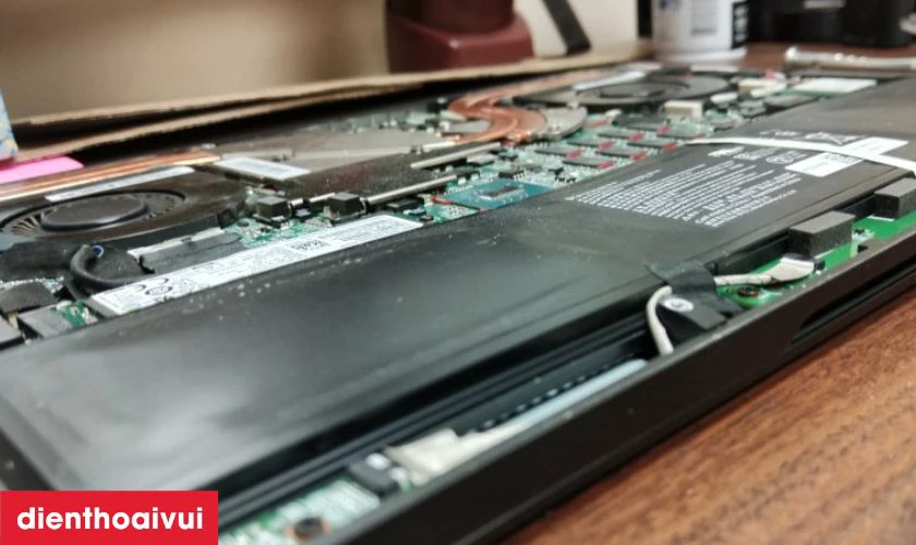 Dấu hiệu laptop laptop Dell Alienware M11x cần thay pin