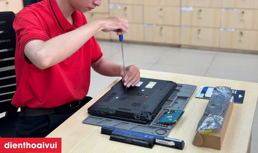 Quy tr&igrave;nh thay pin laptop Dell Alienware M17 R2