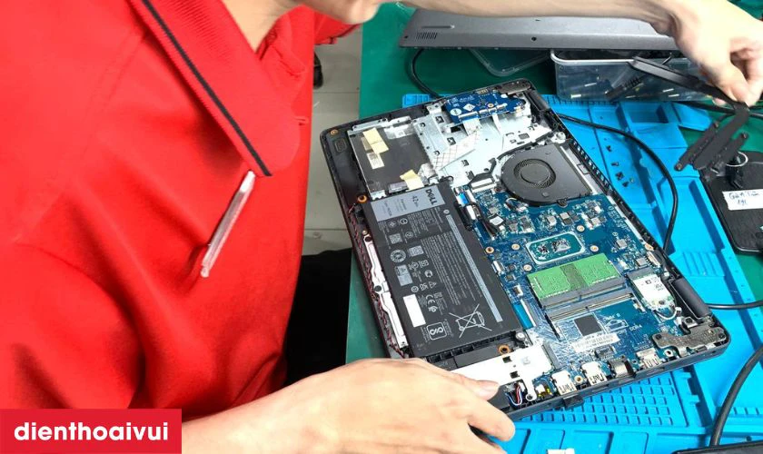 Quy tr&igrave;nh thay pin laptop Dell G7 15 7588 tại Điện Thoại Vui